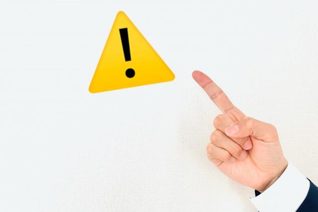 指差しポーズの先にビックリマーク