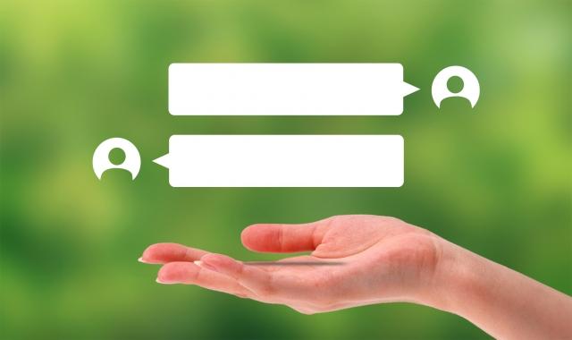 手のひらの上にチャットのやり取り