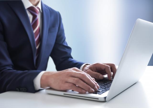 ノートパソコンを操作するビジネスマン