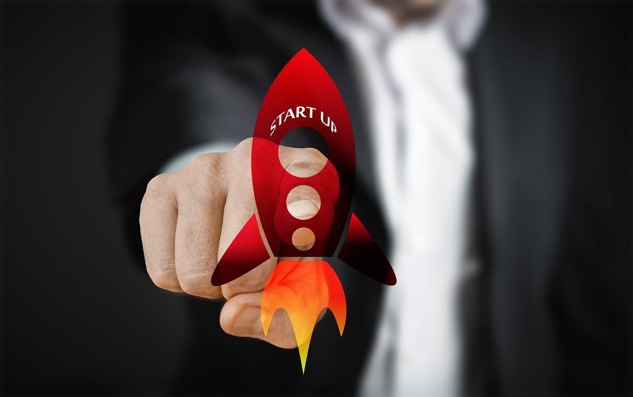 ビジネスパーソンとロケットのロゴ