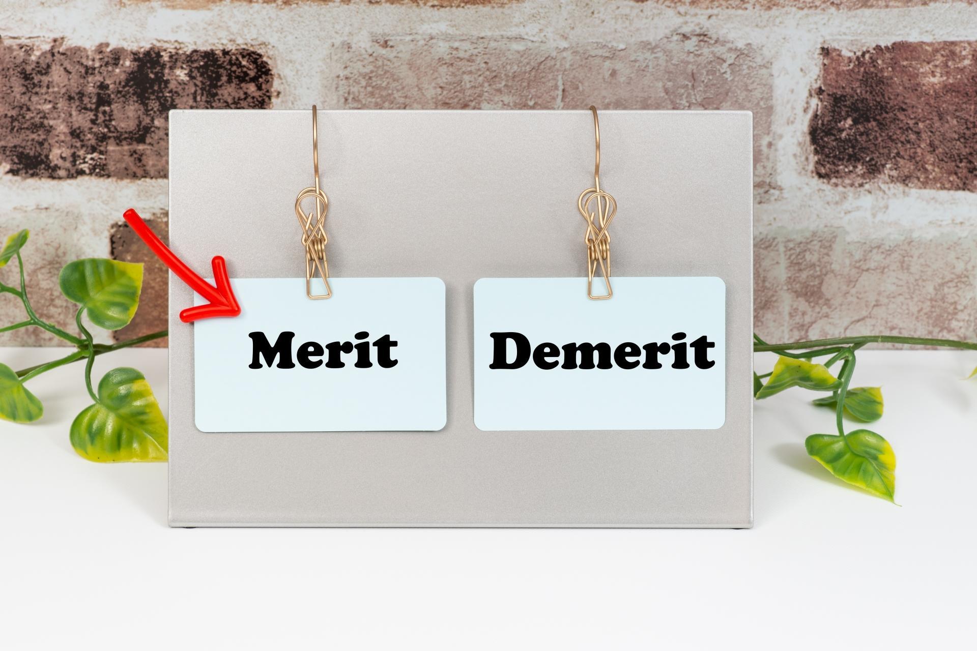 「Merit」「Demerit」と書かれた付箋を挟むメモスタンド