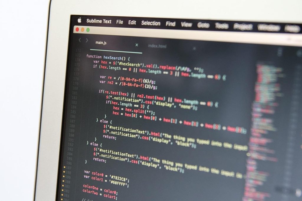 プログラムのコードを表示したパソコン