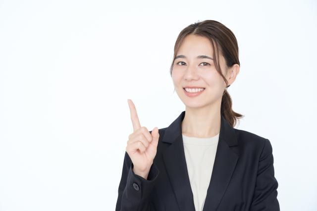 人差し指を立てるビジネスウーマン