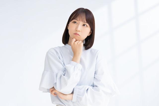 考え事をするビジネスウーマン