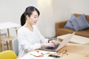 パソコンで仕事をする女性